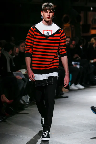Look 15